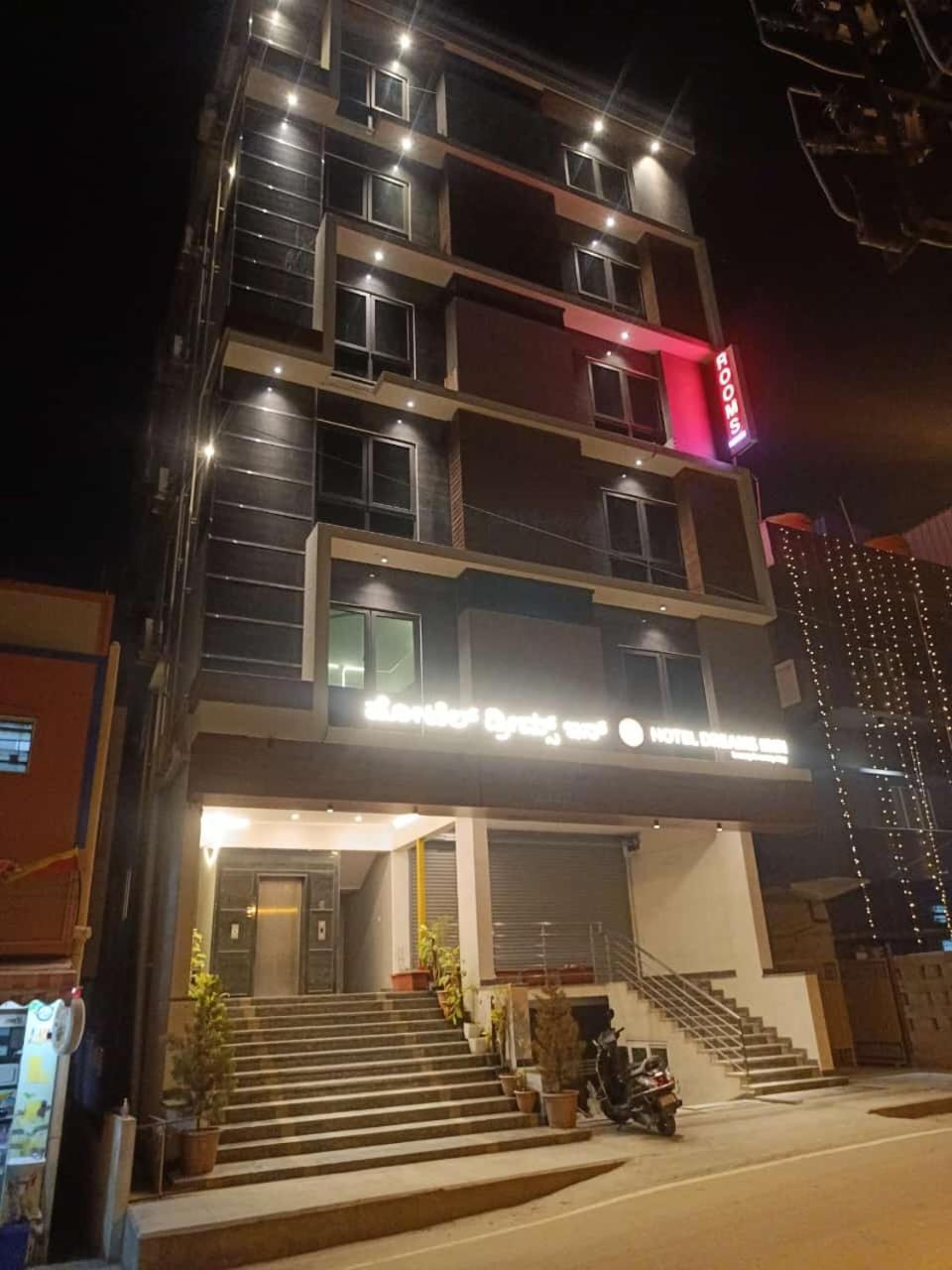 Hotel Dreams Inn Bangalore Bagian luar foto