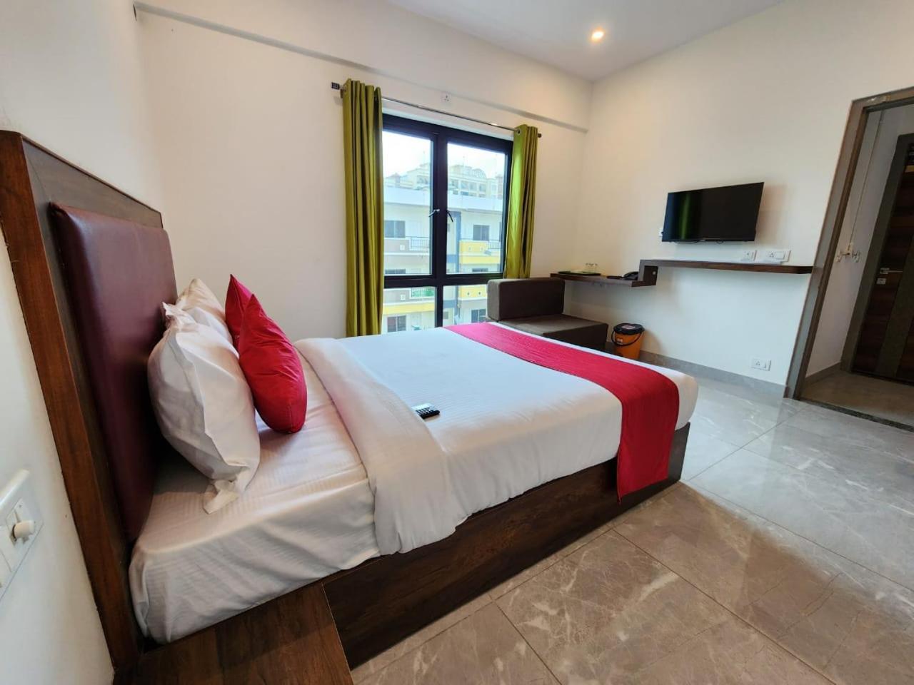 Hotel Dreams Inn Bangalore Bagian luar foto